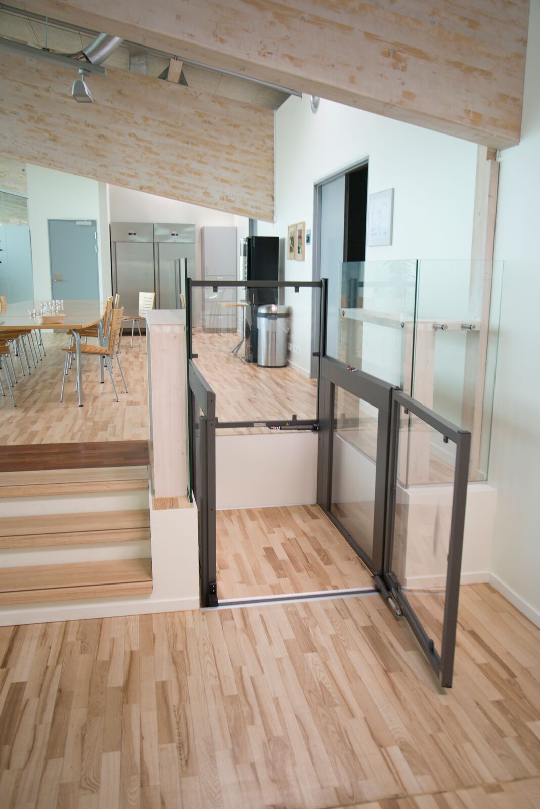 hub-buehne_Easylift Hebebühne EasyLift mit Glaspaneelen für barrierefreien Zugang