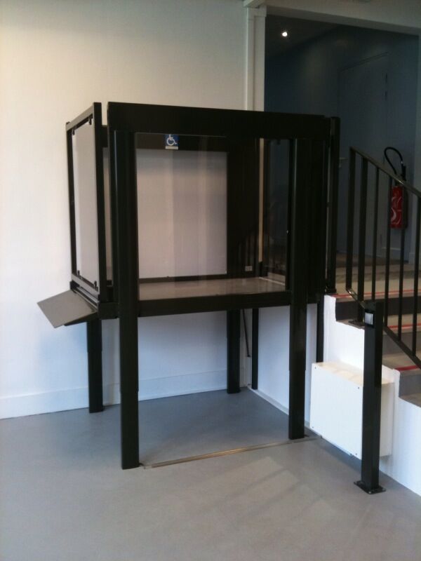 huebbuehne-easylift Hubbühne EasyLift mit halbhoher Umwehrung im Wohnbereich