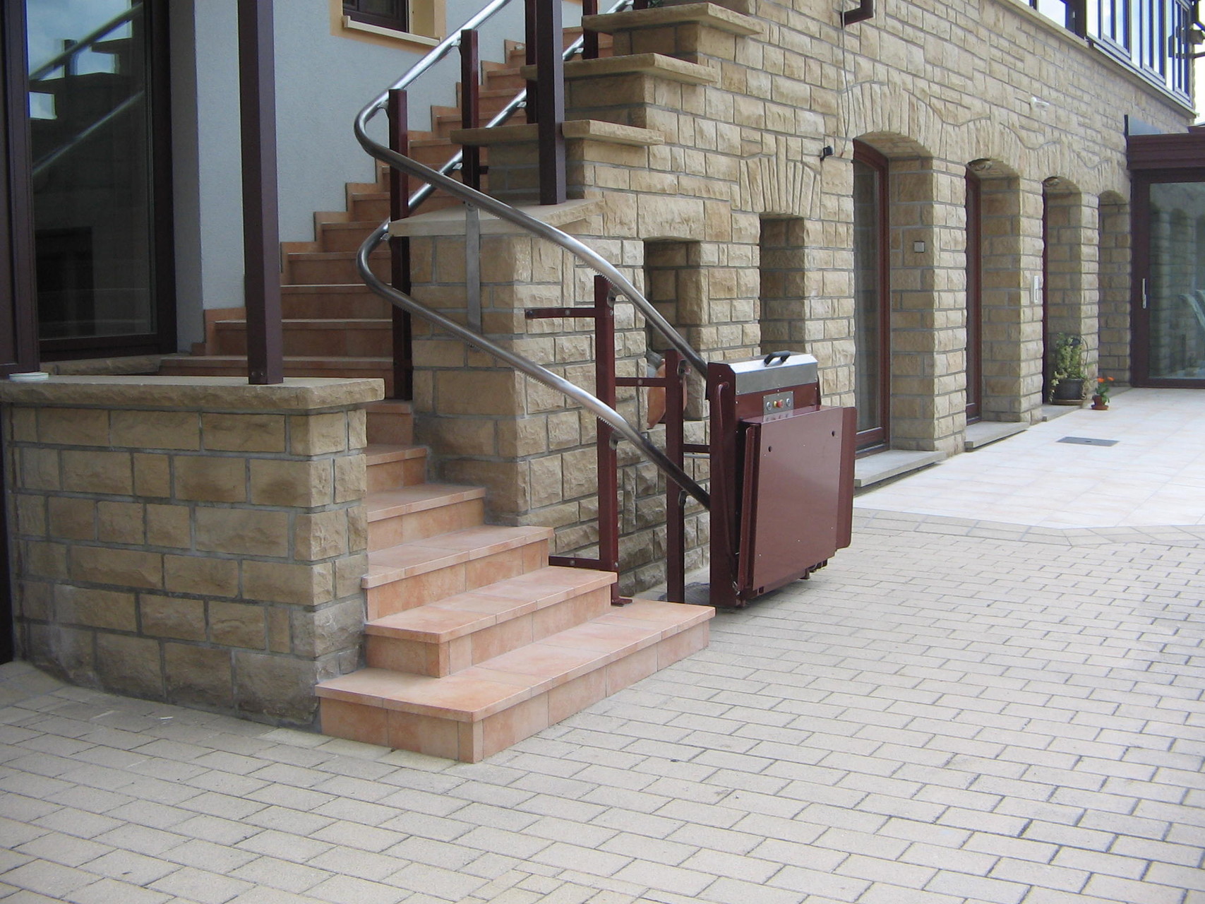 plattform-aufzug-aussen-glt Plattform-Treppenlift GLT mit Geländer im Außenbereich