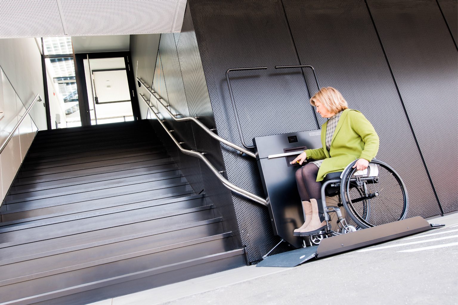 plattform-treppenlift-aussen-glt Rollstuhlfahrer nutzt Plattform Treppenlift GLT an Außentreppe