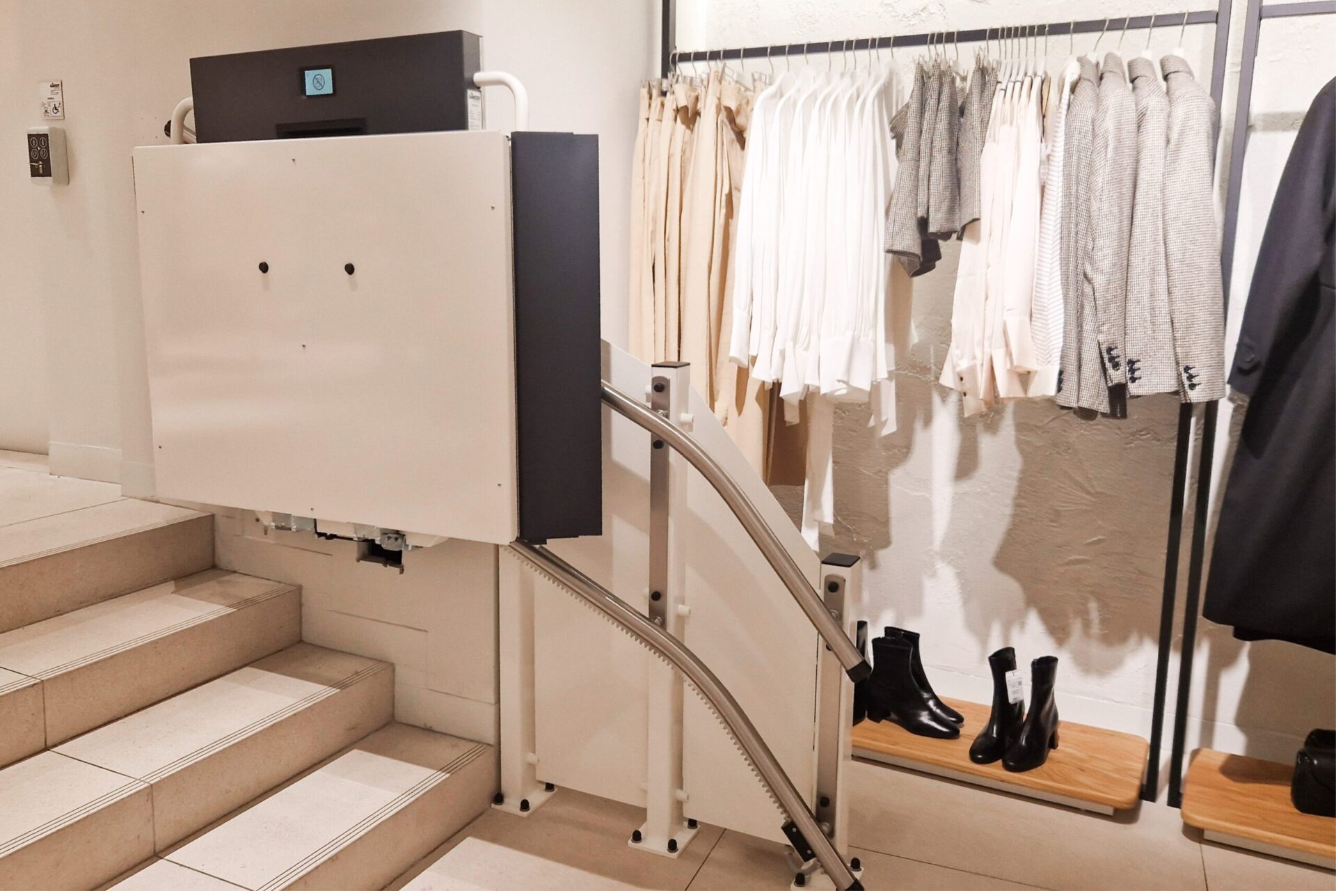 plattform-treppenlift-innen-glt Plattform Treppenlift GLT im Innenbereich einer Wohnung