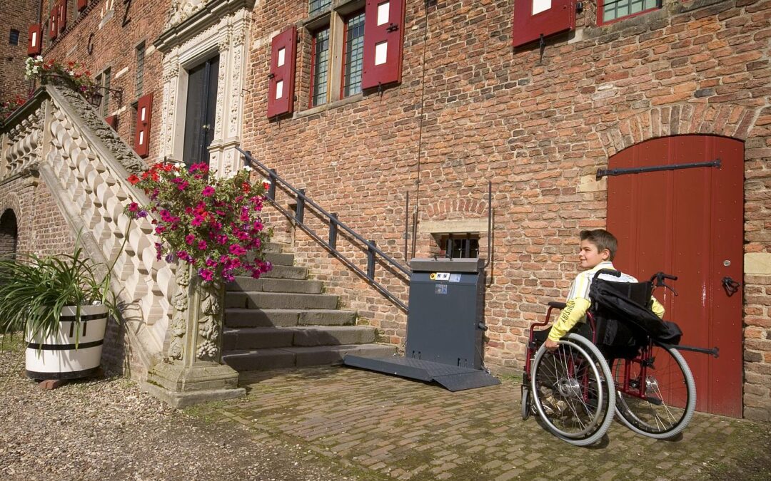 Plattform-Treppenlift perfekt für Rollstuhlfahrer