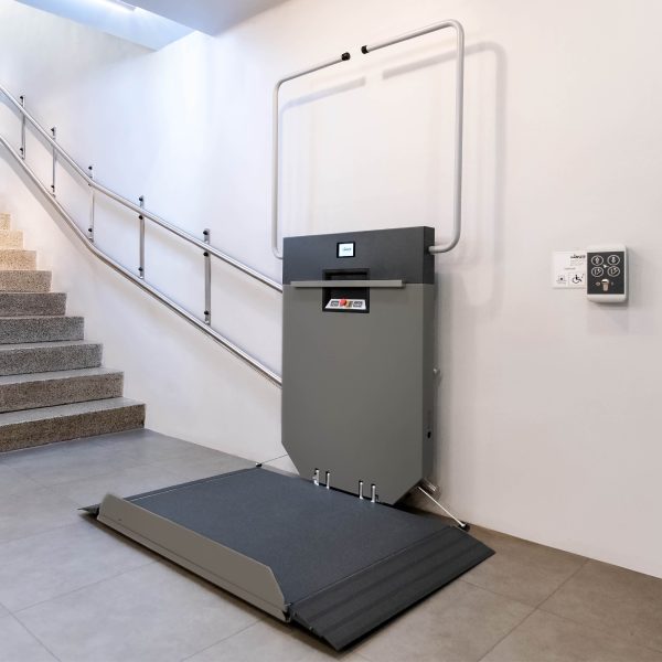 plattformtreppenlift-glt Wandmontierter Plattform Treppenlift GLT auf Treppe im Wohnhaus